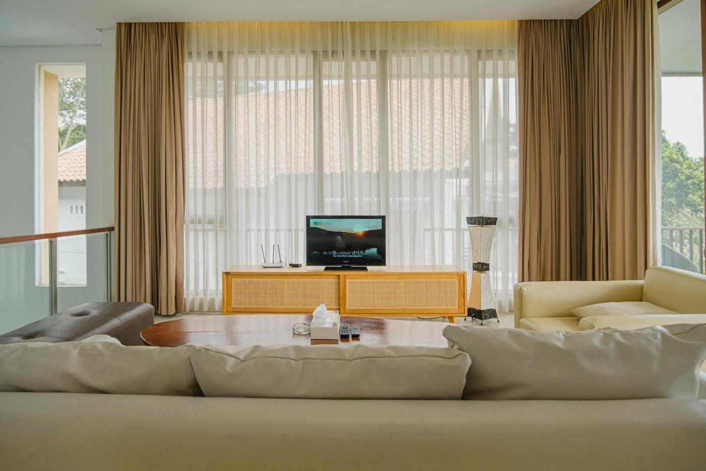 Oyama City View Villa 4 Bedrooms With A Private Swimming Pool Bandung Esterno foto